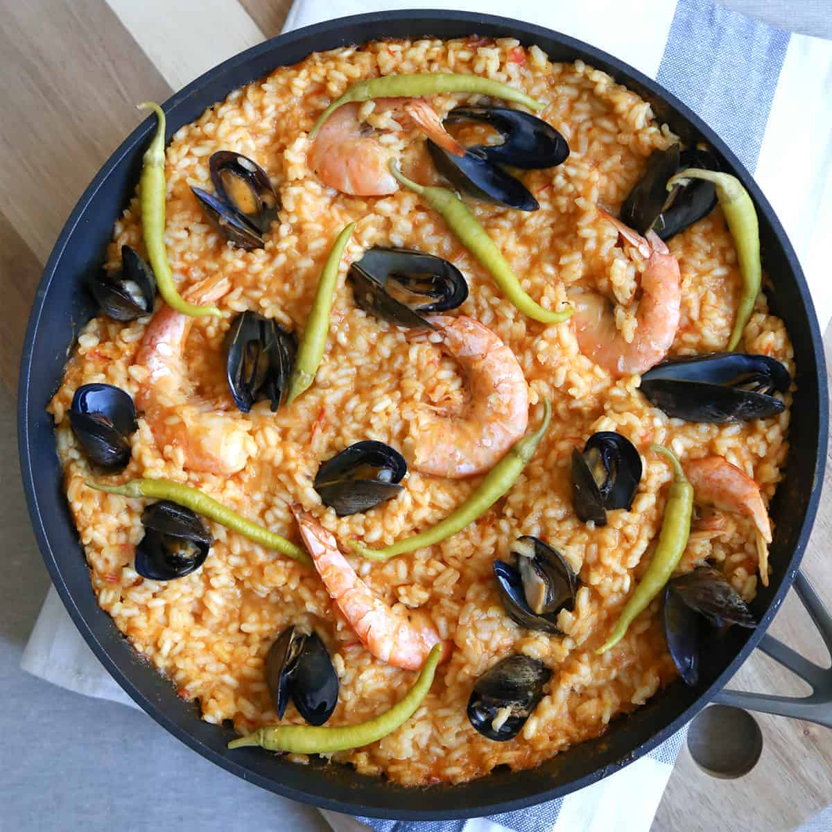 https://www.giftofhospitality.com/wp-content/uploads/2017/05/seafood-paella.jpg