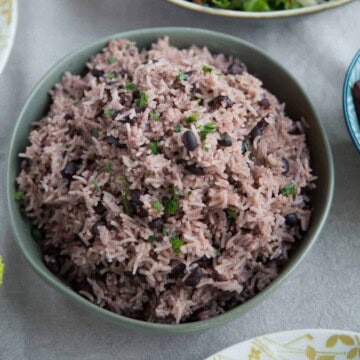 arroz moro in a green bowl.