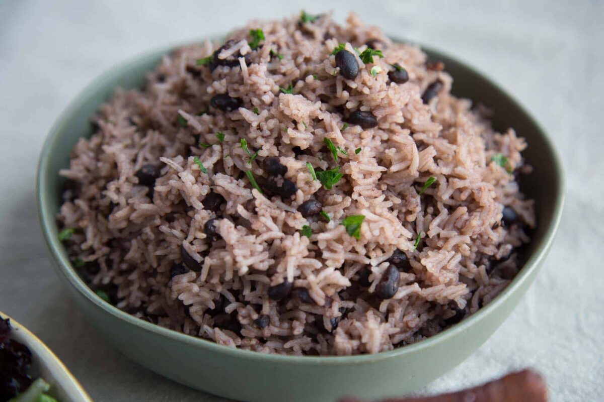 arroz moro in a green bowl.