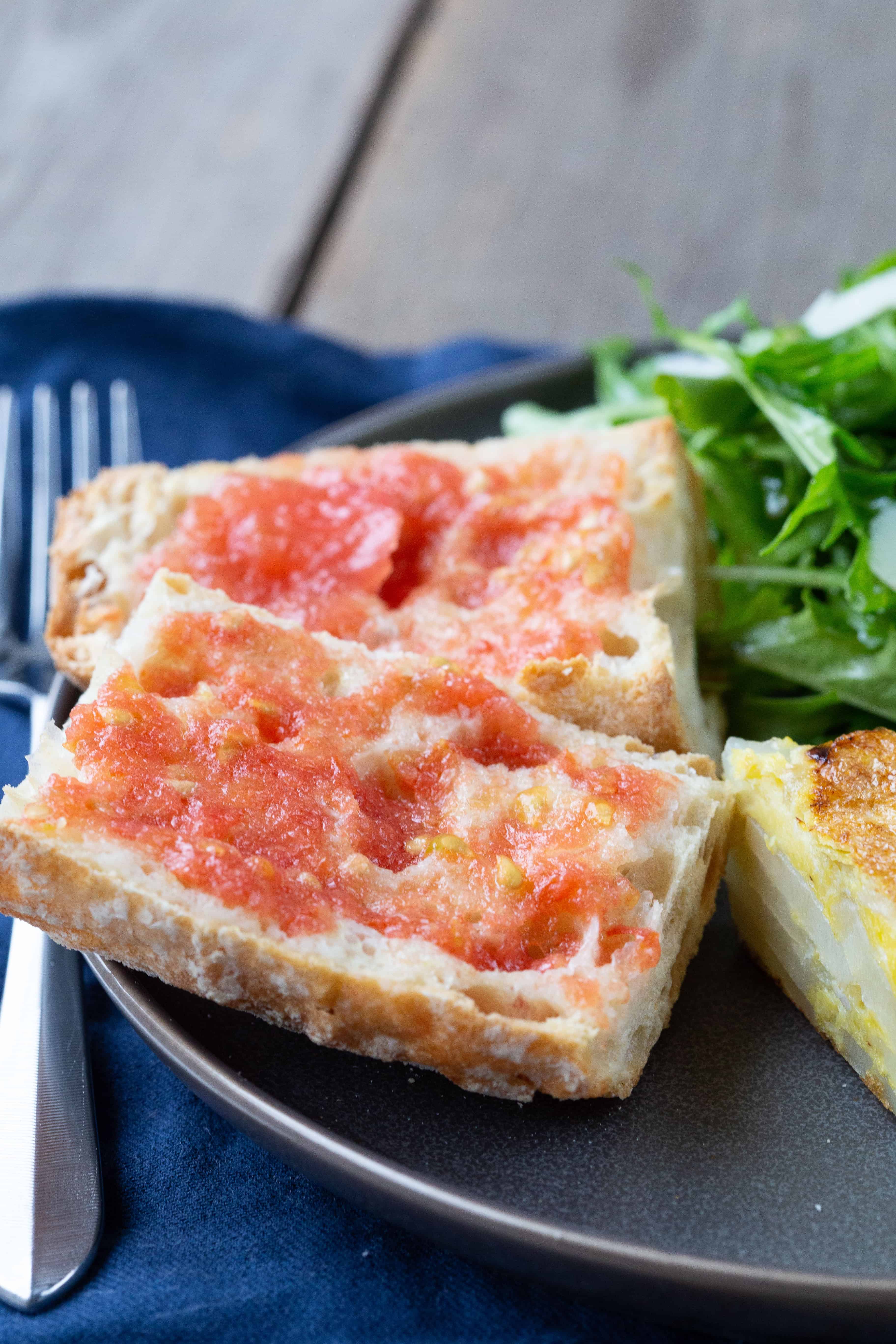 Pan con Tomate on a gray plate.