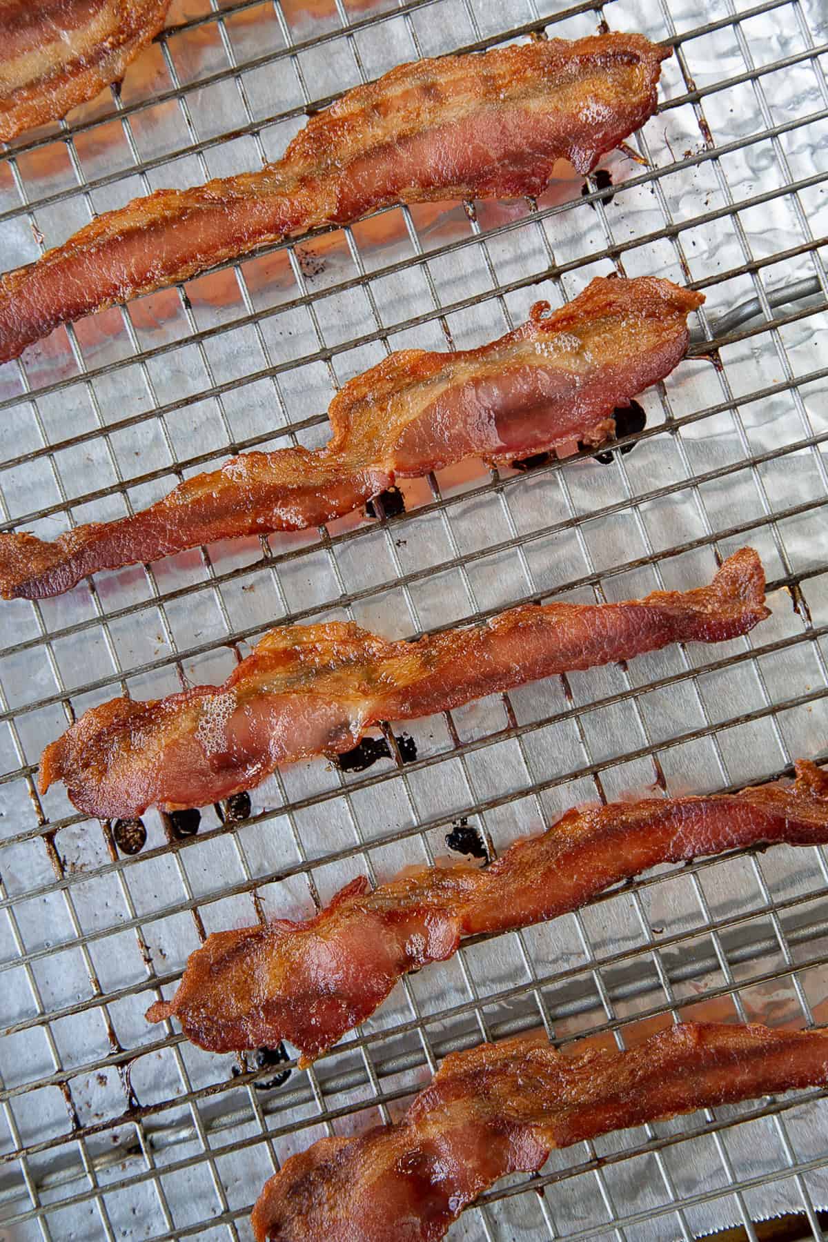 slices of cooked bacon on a wire rack.