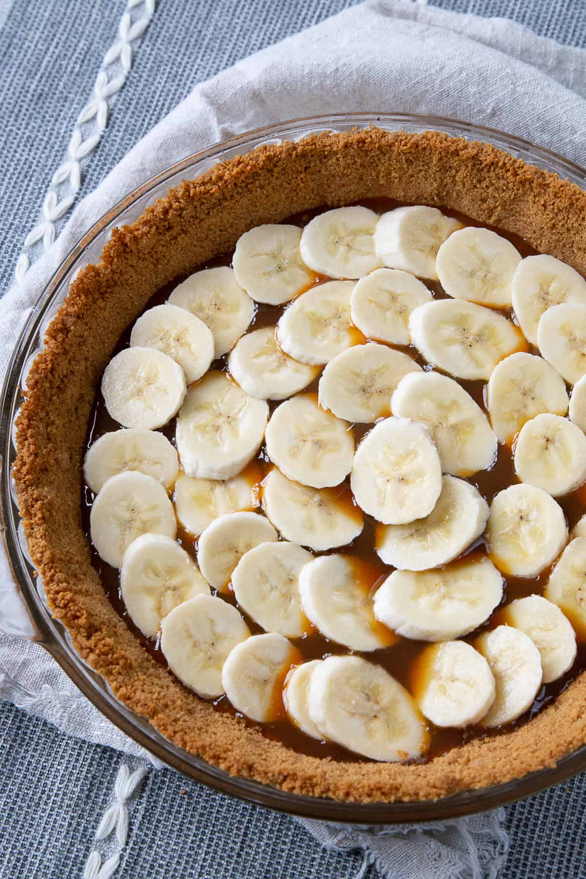 sliced bananas in a graham cracker crust.