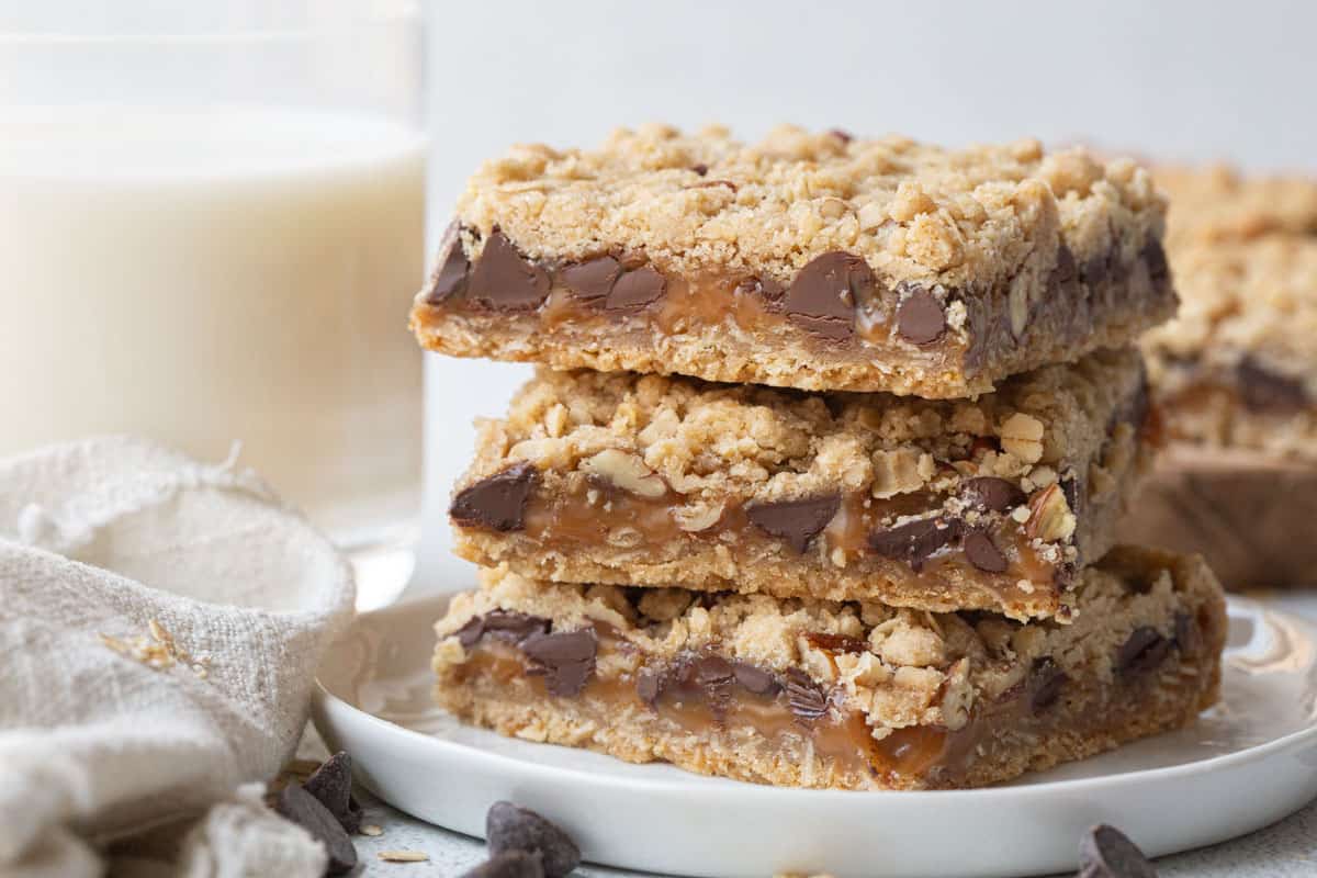 oatmeal caramelitas stacked on a white plate.