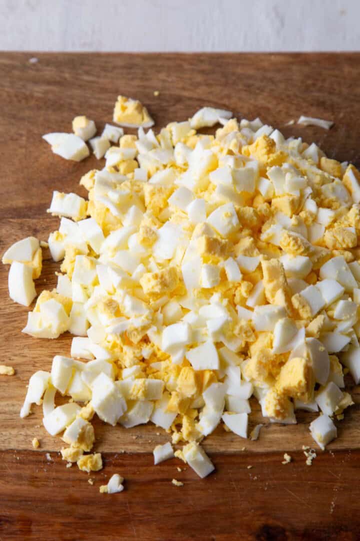 peeled and chopped boiled eggs in small pieces.
