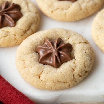 round peanut butter cookie with a chocolate star in the middle.